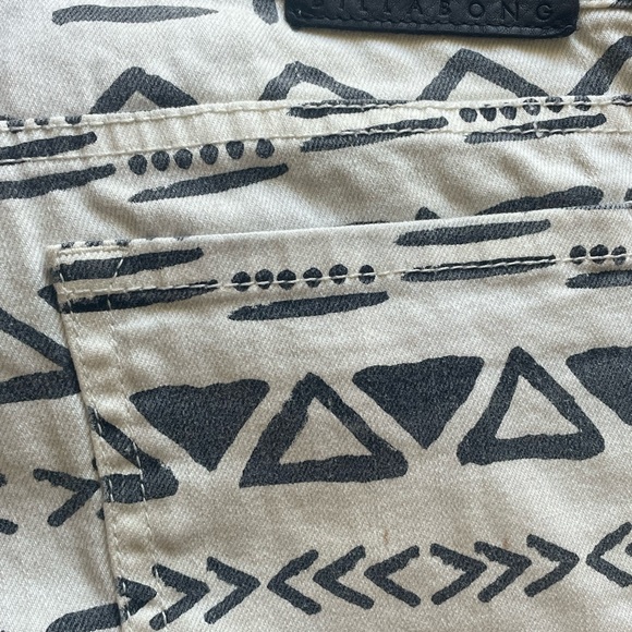 Billabong Aztek shorts - Picture 2 of 2